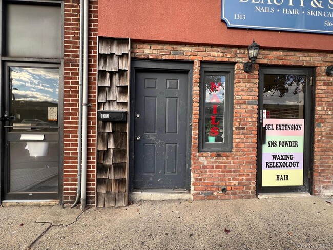 Building Photo - 1313 Jericho Tpke Unit Front Apt