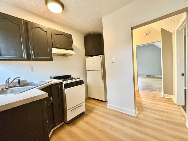 Photo - 816 E Grove St Unit APT B