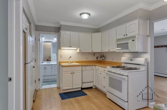 Kitchen - 6464 N Northwest Hwy Unit E3