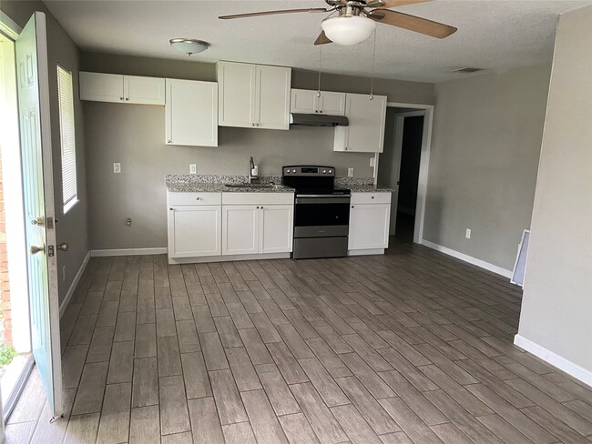 Photo - 612 N Avenue B