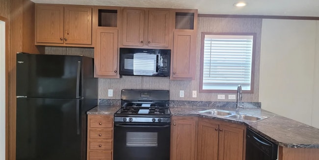 Photo - 300 Hunt Club Dr