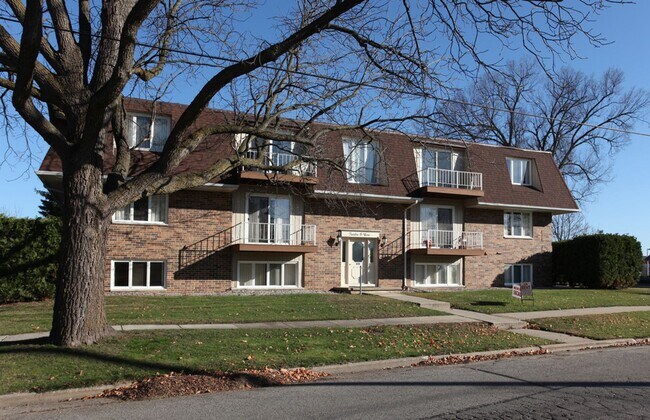 Degroff Apartments LLC | Grand Ledge, MI | Starting at $900