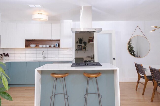 Photo - 2211 1/2 Pasadena Dr