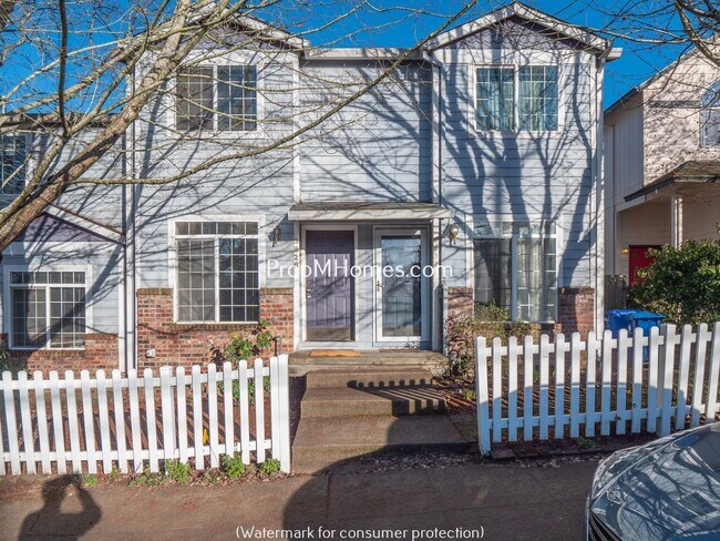 Building Photo - Two Bedroom Townhome In SE Portland w/ Lar...