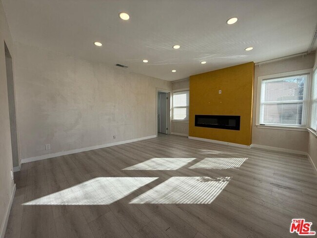 Photo - 674 Estelle Ave