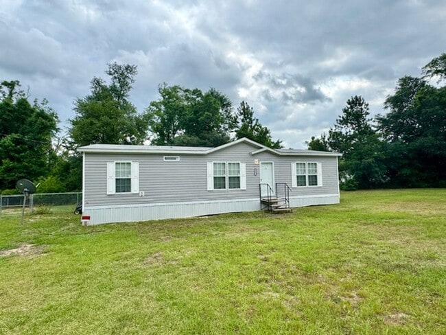Building Photo - Beautiful 3/2 Mobile Home w/ Lawn Maintenance Included
