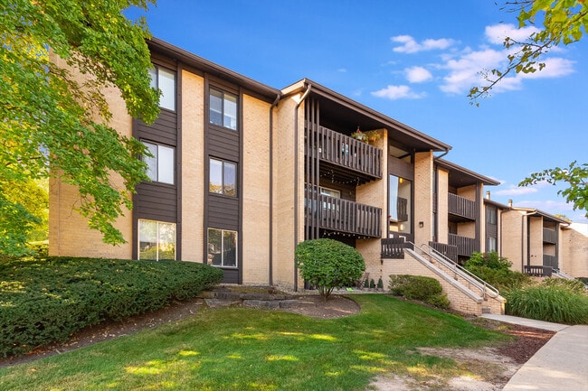 Building Photo - 6165 Knoll Wood Rd Unit 302 Rental