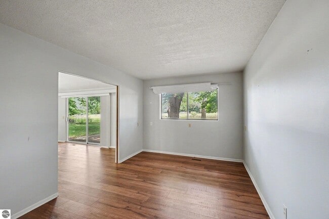 Photo - 981 Meadowbrook Dr