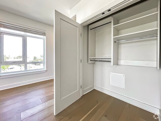 Building Photo - 917 Bennington St Unit 303 Rental