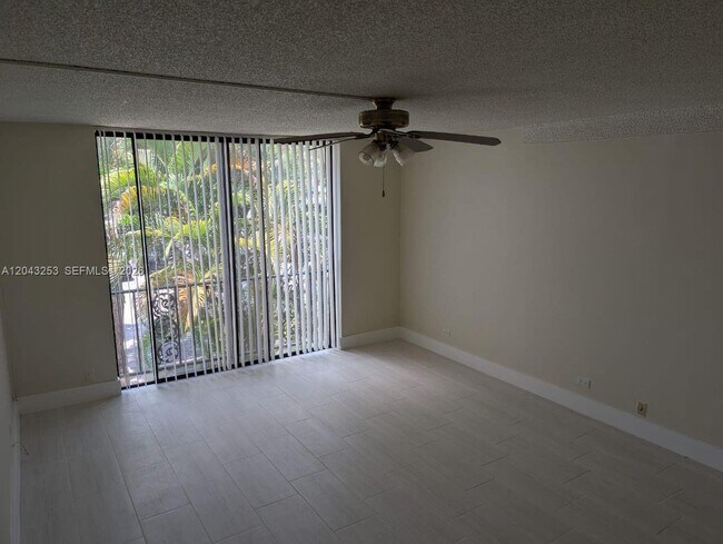 Photo - 3680 Inverrary Dr Unidad 2M