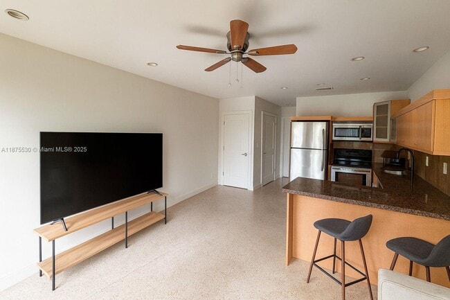 Building Photo - 2125 NE 14th Ave Unit 2