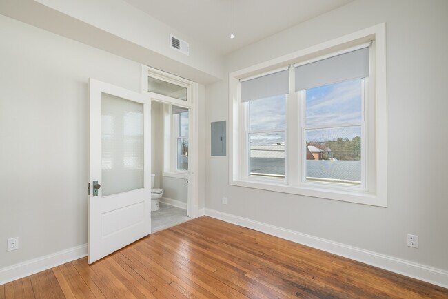 Photo - Broad St Lofts & Fitness Studio, LLC Unidad 120 2B