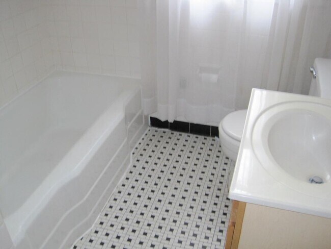 Primer baño completo con bañera - 1532 Burney Lane