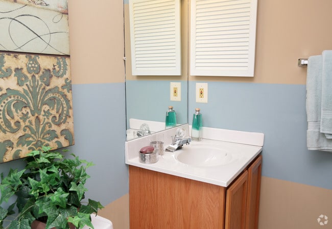 2 Bedroom 947 SF - Full Bathroom