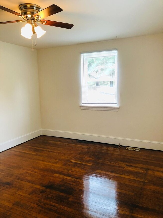 Building Photo - Adorable 3 bdrm/1.5 bath Home on a Corner ...