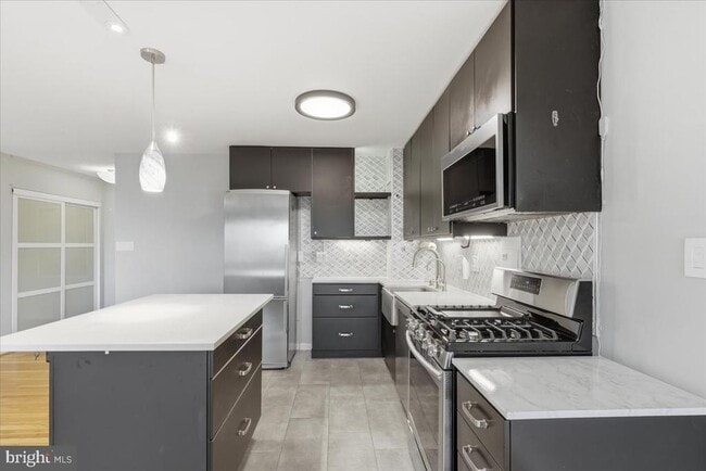 Building Photo - 1300 S Arlington Ridge Rd Unit 618