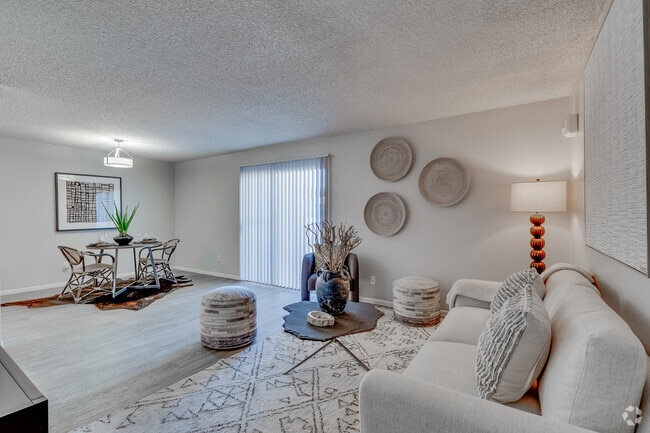 2BR, 2BA - 936SF - Livingroom