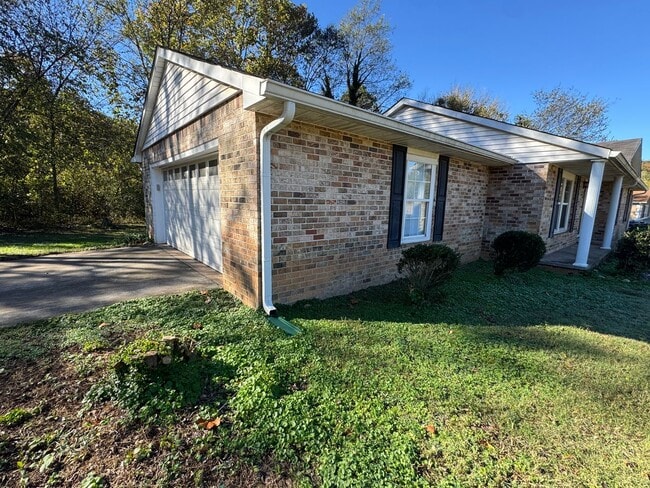 Building Photo - 3 Bedroom, 2 Bathroom- House in Silver Creek!
