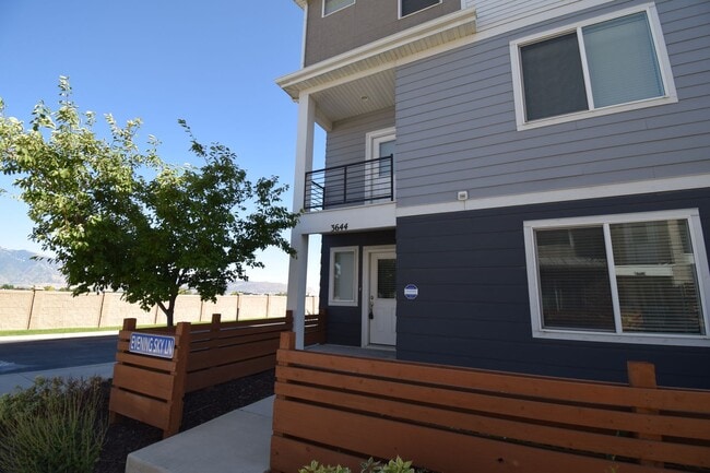 Building Photo - 4 Bed 3.5 Bath Sunny and Spacious South Jordan Corner-Lot Home with Views!