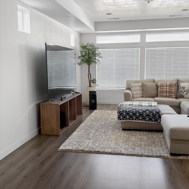 Photo - 138 E Crown Point Dr