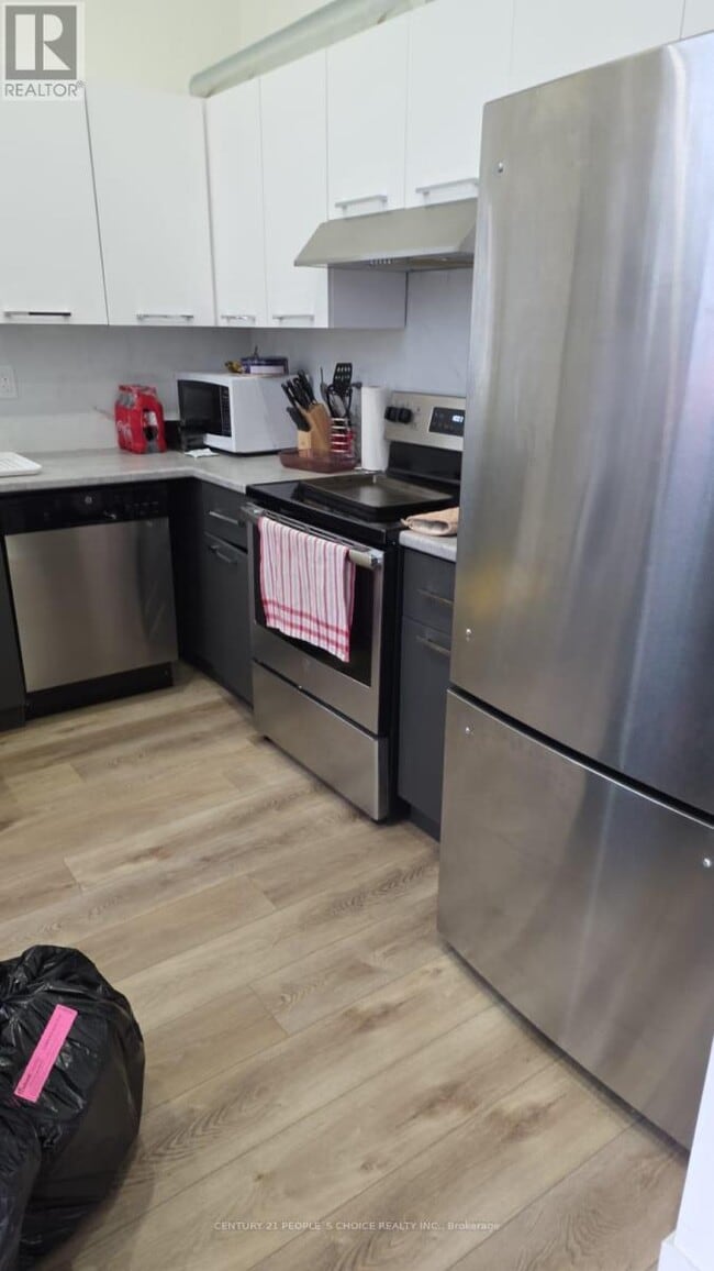 Photo - 692 Dundas St