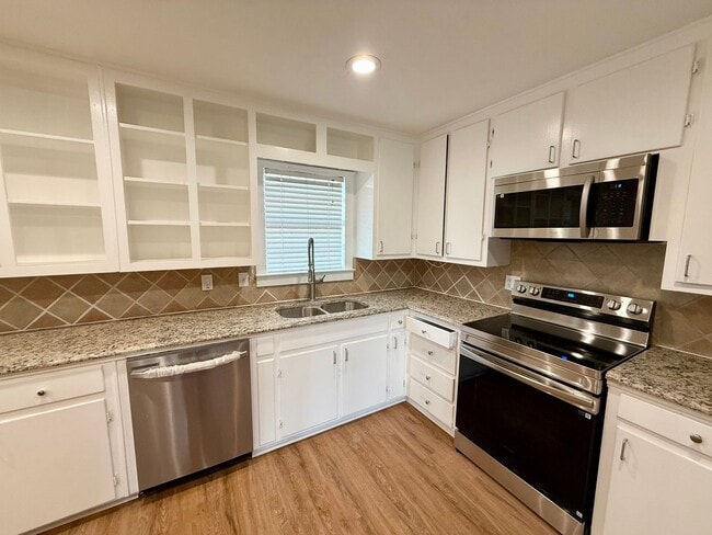 Photo - In the Heart of Woodway!