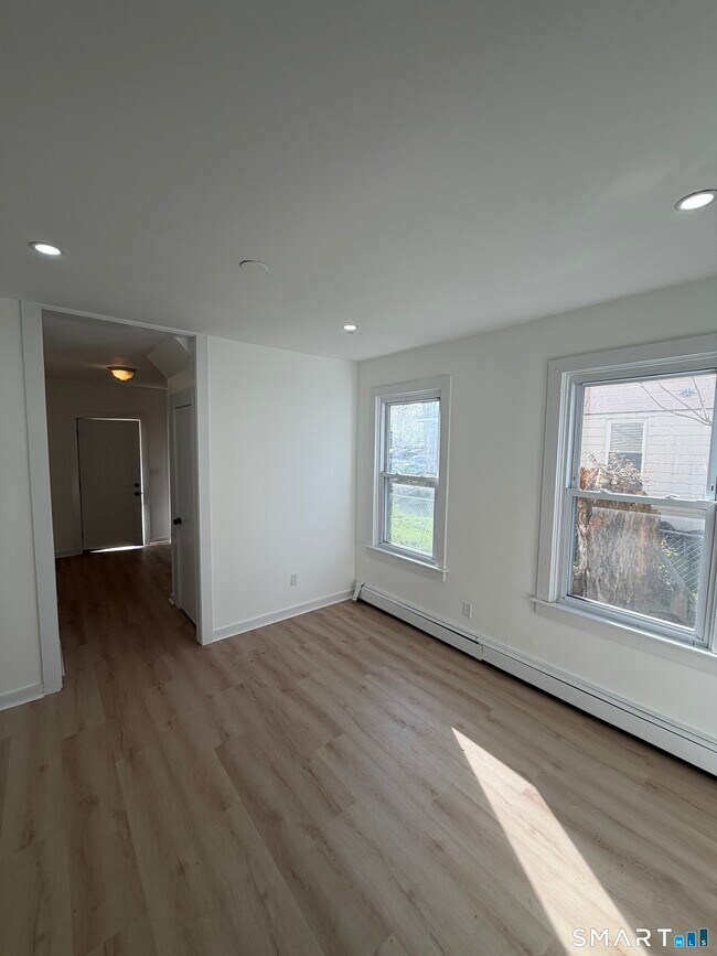 Photo - 142 Cowles St