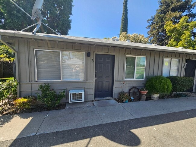Building Photo - 1 Bedroom 1 Bath Triplex Unit #3