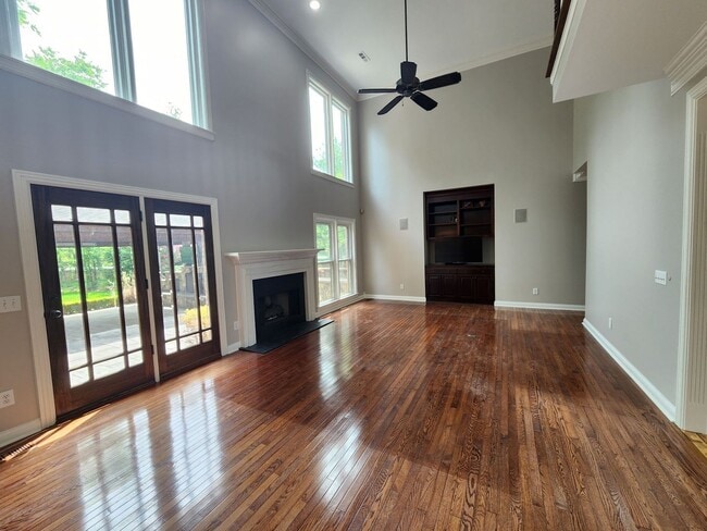 Photo - Gorgeous 4/3.5 with amazing back patio!