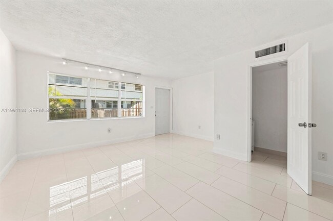 Photo - 1560 NE 151st St