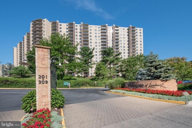 Building Photo - 307 Yoakum Pkwy Unit 1208