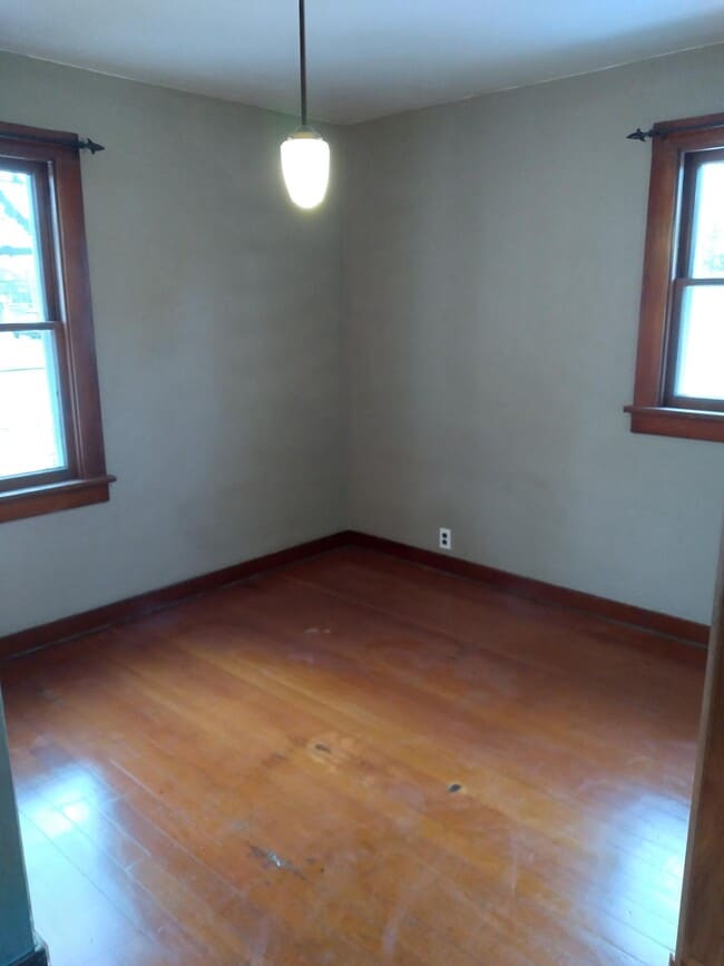 Photo - 946 S 5th St W
