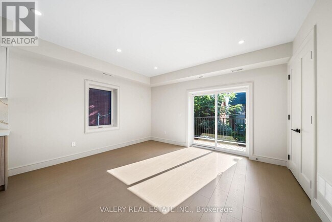 Photo - 131 Dovercourt Rd Unit 2nd Floor