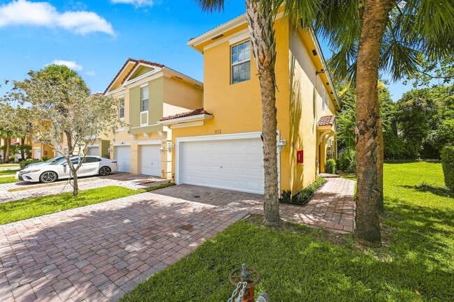 813 Pipers Cay Dr