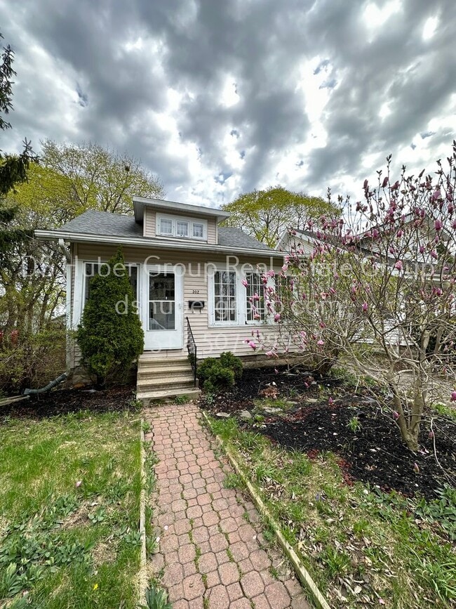 Building Photo - 302 N Hayford- Rental