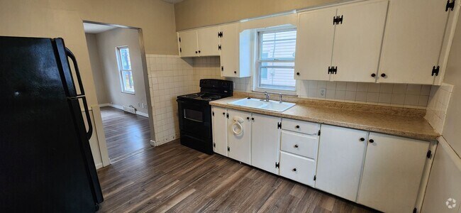 Building Photo - 2 Bedroom, 1 Bathroom home with detached g...