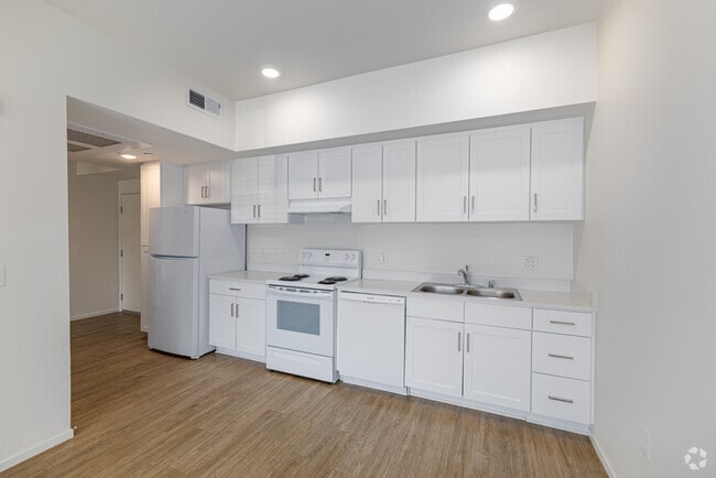 3BR, 2BA - 1,027SF - Kitchen