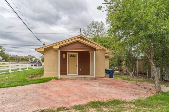 101 W Schreiner St