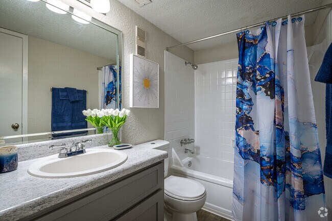 2BR, 2BA - 917SF