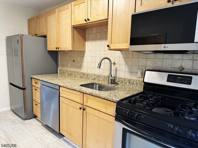 Photo - 390 Morris Ave Unidad 35
