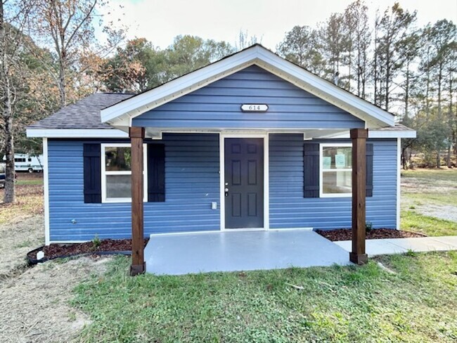 Building Photo - CHARMING 3 BEDROOM HOME - NEWLY RENOVATED!