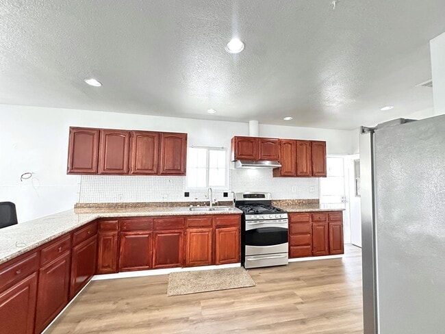 Building Photo - LARGE 4 BEDS 2 FULL BATHS HOUSE FOR RENT!