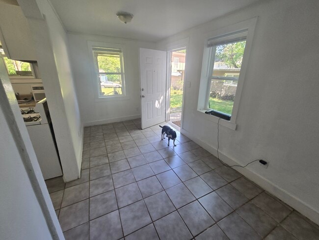 Photo - 1014 Moreland Ave SE Unidad downstairs