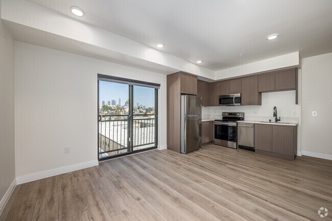 2BR, 2BA - 875SF - Living Room
