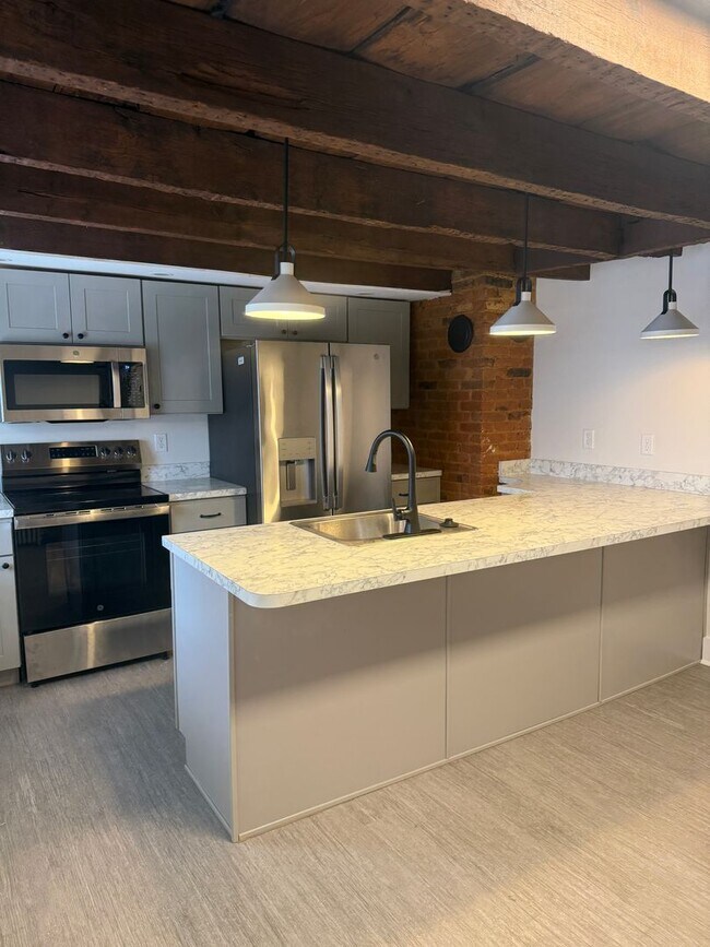 Building Photo - Renovated Unit 2