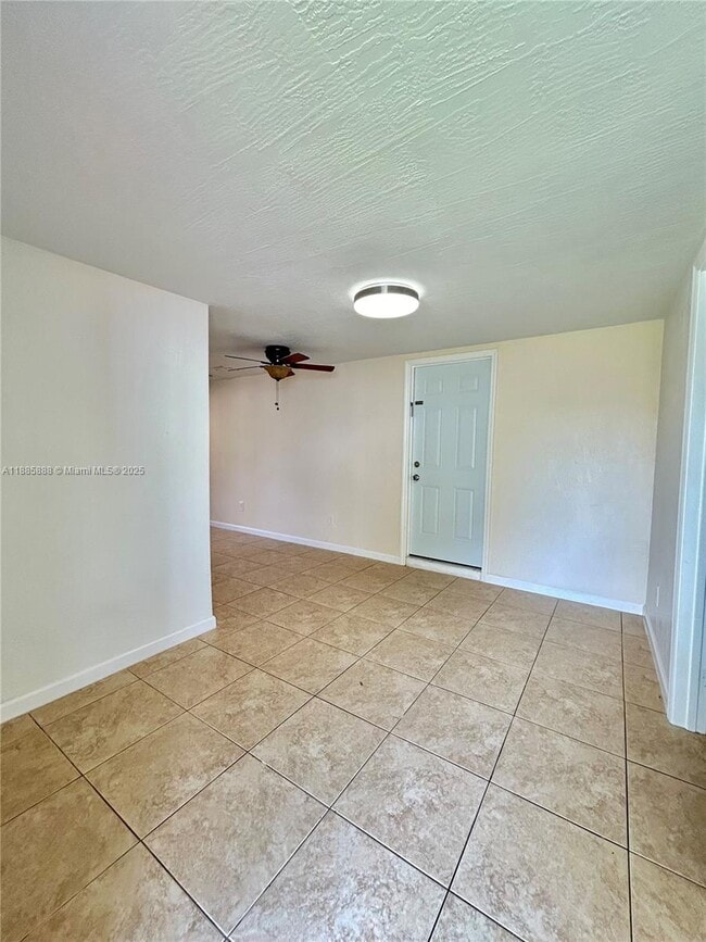 Building Photo - 4221 SW 36th St Unit back Rental
