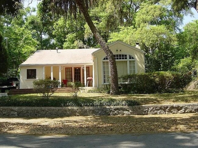 Building Photo - 2-bed, 1-bath house near University of Flo...
