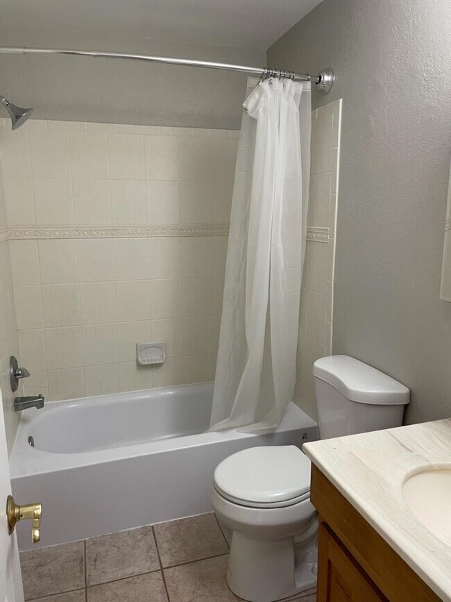 Bathroom - 323 13th Ave NE Unidad 323