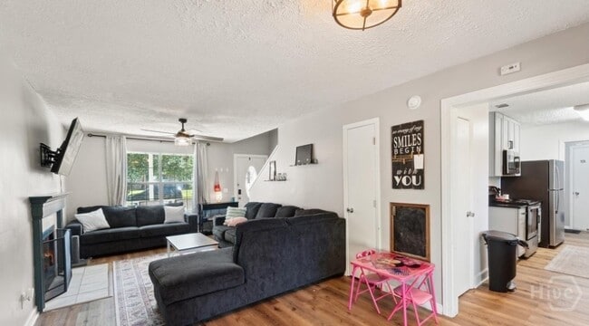 Photo - 520 Falcon Dr