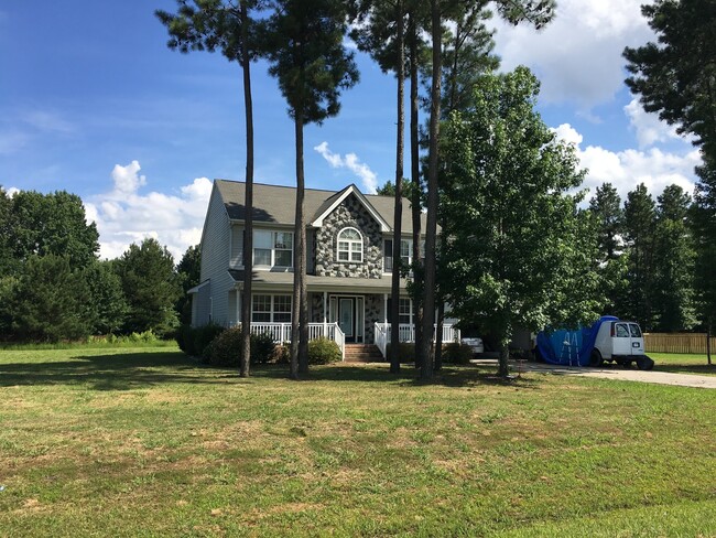 Building Photo - Spacious 4BR/3.5BA Two-Story Home in Queenswood Subdivision